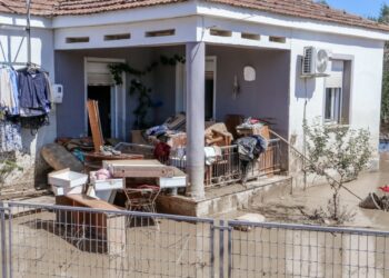 Κάτοικοι στο χωριό Σωτηρία της Θεσσαλίας έχουν βγάλει όλα τους τα υπάρχοντα από το πλημμυρισμένο σπίτι τους σε μια προσπάθεια να το καθαρίσουν από τις λάσπες (φωτ.: EUROKINISSI/Λεωνίδας Τζέκας)