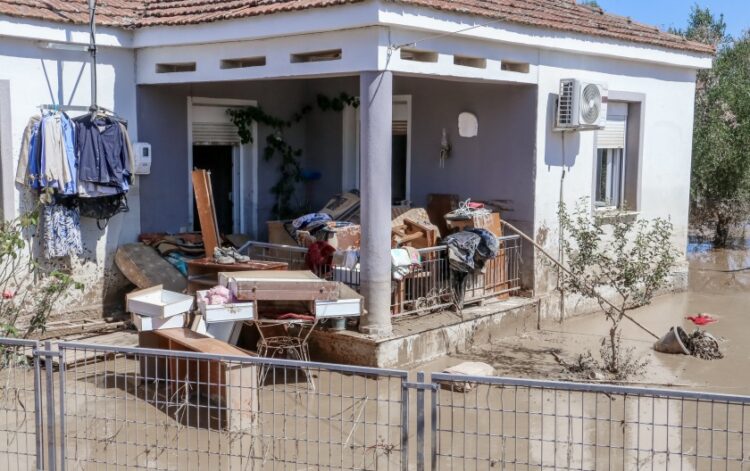 Κάτοικοι στο χωριό Σωτηρία της Θεσσαλίας έχουν βγάλει όλα τους τα υπάρχοντα από το πλημμυρισμένο σπίτι τους σε μια προσπάθεια να το καθαρίσουν από τις λάσπες (φωτ.: EUROKINISSI/Λεωνίδας Τζέκας)
