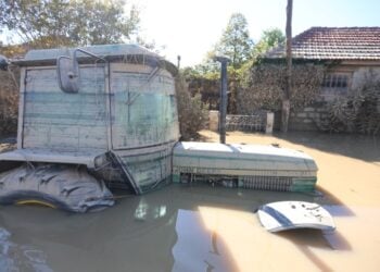 Τρακτέρ βυθισμένο στα νερά στη Μεταμόρφωση Καρδίτσας (φωτ.: EUROKINISSI/Τατιάνα Μπόλαρη)