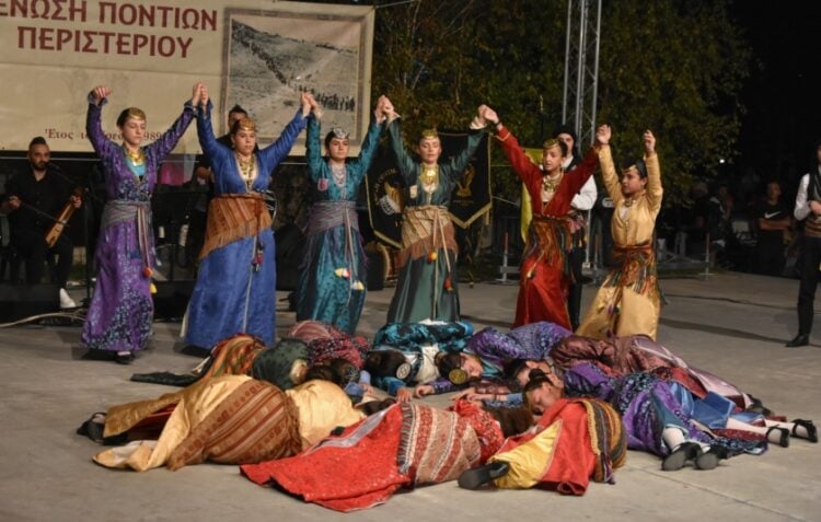 Χαρακτηριστικό στιγμιότυπο από τους χορούς που παρουσίασε ο «Φάρος» στο 1ο Πανόραμα Ποντιακών χορών Δυτικής Αθήνας (φωτ.: facebook/Σύλλογος Ποντίων Αγ. Βαρβάρας «Ο Φάρος»)