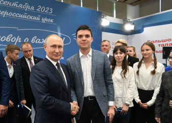 Ο Βλαντίμιρ Πούτιν με μαθητές (φωτ.: EPA / Ekaterina Chesnokova / Sputnik / Kremlin)