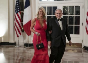 Ο Ρόμπερτ Μενέντεζ και η σύζυγός του Ναντίν, σε επίσκεψή τους στο Λευκό Οίκο, τον περασμένο Δεκέμβριο (φωτ.: EPA/Sarah Silbiger/ POOL)