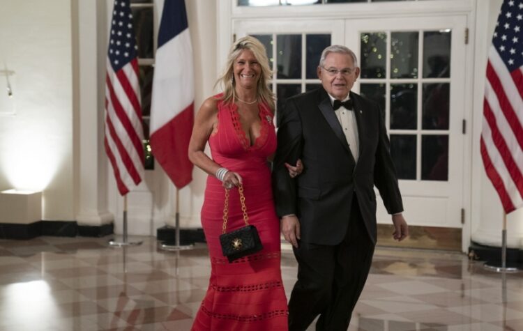 Ο Ρόμπερτ Μενέντεζ και η σύζυγός του Ναντίν, σε επίσκεψή τους στο Λευκό Οίκο, τον περασμένο Δεκέμβριο (φωτ.: EPA/Sarah Silbiger/ POOL)