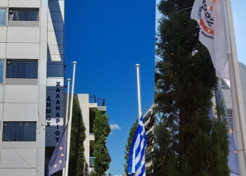 Μεσίστιες σημαίες έξω από το δημαρχείο Χαλανδρίου (φωτ.: Δήμος Χαλανδρίου)