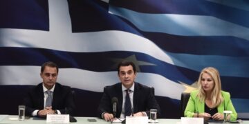 Στιγμιότυπο από τη συνέντευξη Τύπου της ηγεσίας του υπουργείου Ανάπτυξης για τα νέα μέτρα. Στο κέντρο διακρίνεται ο υπουργός Κώστας Σκρέκας και εκατέρωθεν οι υφυπουργοί Μάξιμος Σενετάκης και Άννα Μάνη - Παπαδημητρίου (φωτ.: EUROKINISSI/Κώστας Τζούμας)