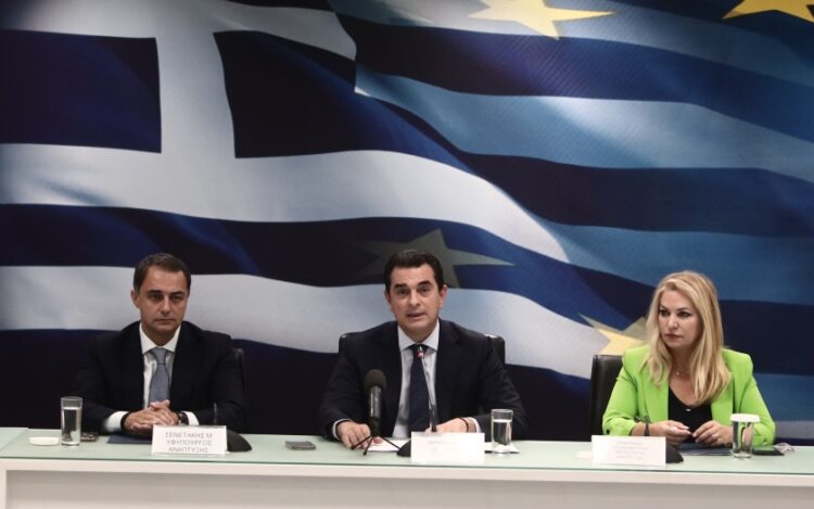 Στιγμιότυπο από τη συνέντευξη Τύπου της ηγεσίας του υπουργείου Ανάπτυξης για τα νέα μέτρα. Στο κέντρο διακρίνεται ο υπουργός Κώστας Σκρέκας και εκατέρωθεν οι υφυπουργοί Μάξιμος Σενετάκης και Άννα Μάνη - Παπαδημητρίου (φωτ.: EUROKINISSI/Κώστας Τζούμας)
