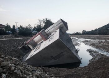 Διώφορο σπίτι στο Μουζάκι, το οποίο κατέρρευσε από τις πλημμύρες που προκάλεσε η κακοκαιρία «Daniel» (φωτ.: EUROKINISSI/Θανάσης Καλλιάρας)