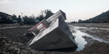 Διώφορο σπίτι στο Μουζάκι, το οποίο κατέρρευσε από τις πλημμύρες που προκάλεσε η κακοκαιρία «Daniel» (φωτ.: EUROKINISSI/Θανάσης Καλλιάρας)