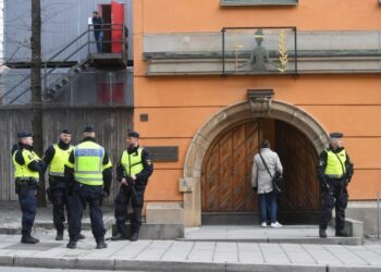 Αστυνομικοί στέκονται στην είσοδο του πρωτοδικείου της Στοκχόλμης (φωτ.: EPA/Fredrik Sandberg)