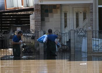 Προσπάθεια μεταφοράς προμηθειών στους κατοίκους πλημμυρισμένων περιοχών στη Θεσσαλία (φωτ.: EUROKINISSI/Τατιάνα Μπόλαρη)