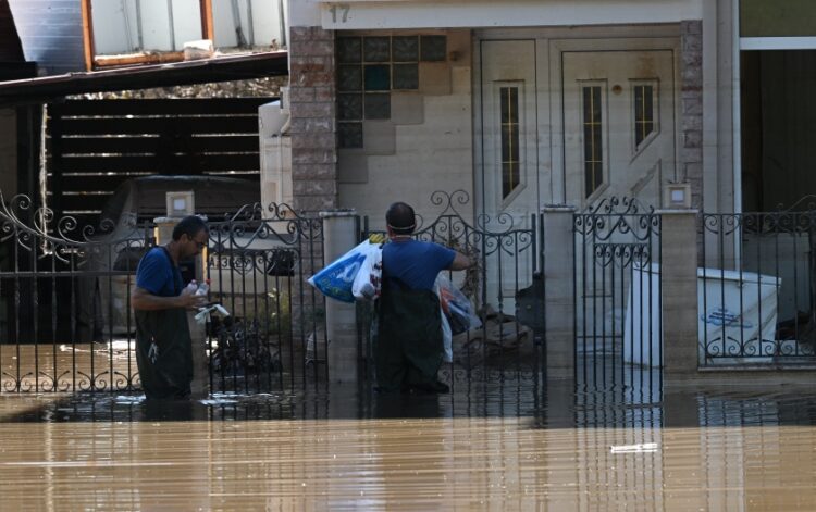 Προσπάθεια μεταφοράς προμηθειών στους κατοίκους πλημμυρισμένων περιοχών στη Θεσσαλία (φωτ.: EUROKINISSI/Τατιάνα Μπόλαρη)