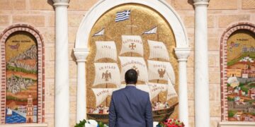 Κατάθεση στεφάνου από τον περιφερειάρχη Απόστολο Τζιτζικώστα στο Μνημείο Προσφυγικού Ελληνισμού (φωτ.: Περιφέρεια Κεντρικής Μακεδονίας)