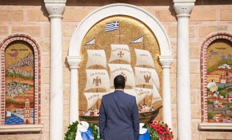 Κατάθεση στεφάνου από τον περιφερειάρχη Απόστολο Τζιτζικώστα στο Μνημείο Προσφυγικού Ελληνισμού (φωτ.: Περιφέρεια Κεντρικής Μακεδονίας)
