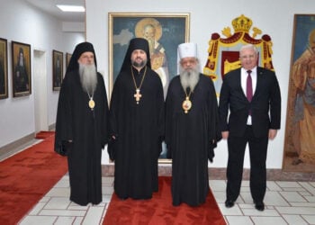 Δεύτερος από δεξιά ο ο επικεφαλής του μετοχίου της Ρωσικής Ορθόδοξης Εκκλησίας στη Σόφια, αρχιμανδρίτης Βάσιαν Ζμέεβ (φωτ.: europeantimes.news)