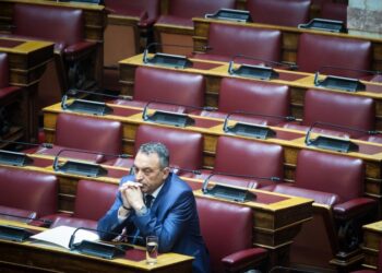 Ο Βασίλης Στίγκας στα έδρανα της Βουλής (φωτ.: EUROKINISSI/Γιώργος Κονταρίνης)