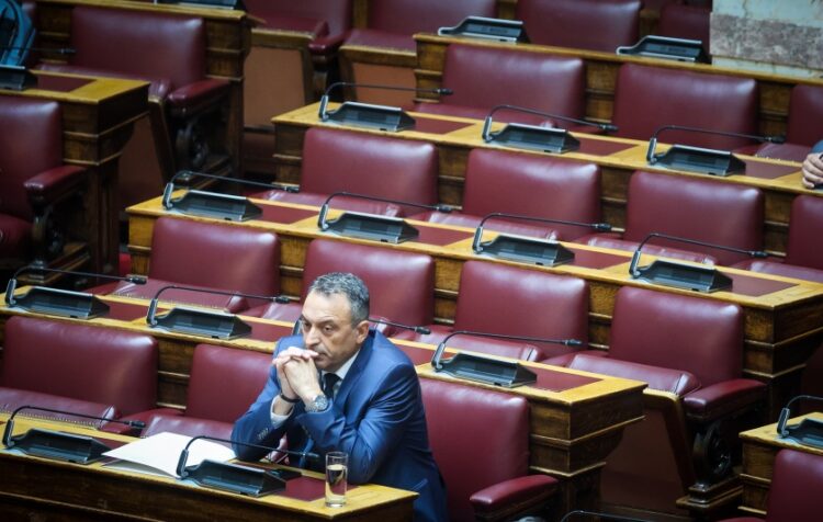 Ο Βασίλης Στίγκας στα έδρανα της Βουλής (φωτ.: EUROKINISSI/Γιώργος Κονταρίνης)