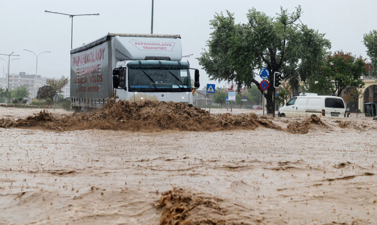 Αυτοκίνητα κινούνται σε πλημμυρισμένο δρόμο στον Βόλο (φωτ.: ΑΠΕ-ΜΠΕ / Νικόλας Χατζηπολίτης)