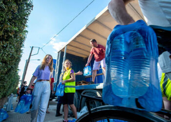 Εθελοντές μοιράζουν νερό στους κατοίκους του Βόλου (φωτ.: EUROKINISSI / Βασίλης Οικονόμου)