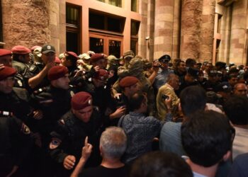 Η αρμενική αστυνομία στο Γερεβάν προσπαθεί να σταματήσει διαδηλωτές έξω από κυβερνητικό κτήριο, κατά τη διάρκεια διαμαρτυρίας ενάντια στις στρατιωτικές ενέργειες του Αζερμπαϊτζάν (φωτ: EPA/NAREK ALEKSANYAN)