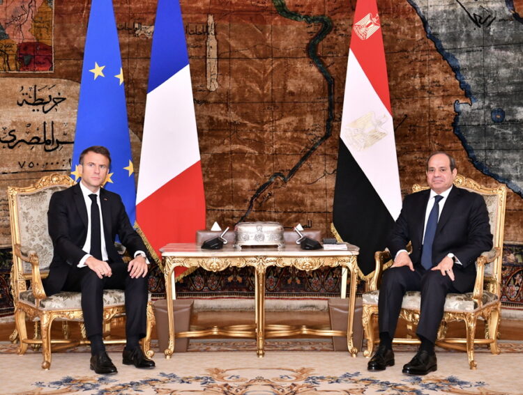 Στιγμιότυπο από τη συνάντηση του Γάλλου προέδρου Εμανουέλ Μακρόν με τον Αιγύπτιο ομόλογό του Αμπντέλ Φατάχ αλ-Σίσι στο Κάιρο (φωτ.: EPA/Egyptian Presidential press office)