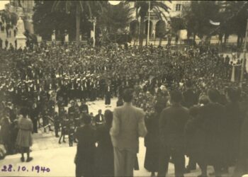 Φωτογραφία από συγκέντρωση πλήθους κόσμου στη Σάμο την ημέρα κήρυξης του πολέμου (πηγή: ΓΑΚ – Κεντρική Υπηρεσία – Αρχείο EON)