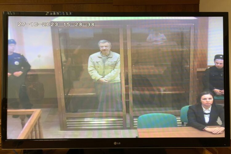 Ο Ρώσος φυσικός Ανατόλι Γκουμπάνοφ στο δικαστήριο που τον καταδίκασε για προδοσία σε ποινή κάθειρξης 12 ετών (φωτ.:twitter.com/mediazona_en)