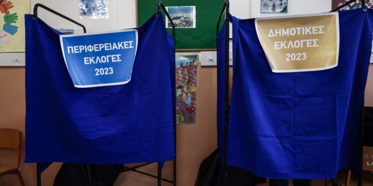Στιγμιότυπο από την ψηφοφορία για τις δημοτικές και περιφερειακές εκλογές σε εκλογικό τμήμα του Νέου Κόσμου Αττικής, Κυριακή 8 Οκτωβρίου 2023. (Φωτ.: Eurokinissi/Κώστας Τζούμας)