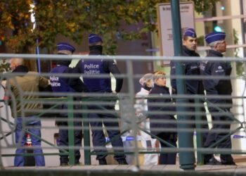 Βέλγοι αστυνομικοί ερευνούν κοντά στην περιοχή της χθεσινής επίθεσης, στις Βρυξέλλες (φωτ.: EPA/ Olivier Hoslet)