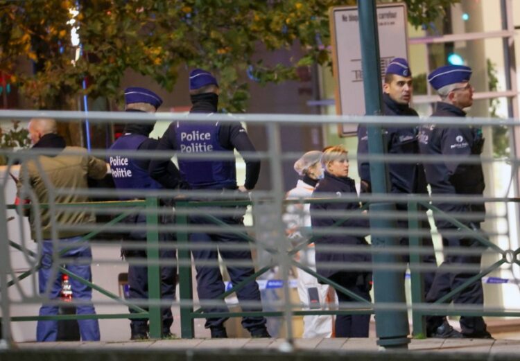 Βέλγοι αστυνομικοί ερευνούν κοντά στην περιοχή της χθεσινής επίθεσης, στις Βρυξέλλες (φωτ.: EPA/ Olivier Hoslet)