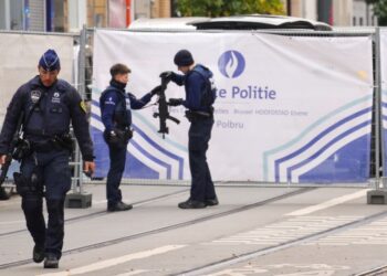 Βέλγοι αστυνομικοί στο σημείο όπου εξουδετερώθηκε ο φερόμενος δράστης της χθεσινής επίθεσης σε περιοχή των Βρυξελλών (φωτ.: EPA/ Olivier Matthys)