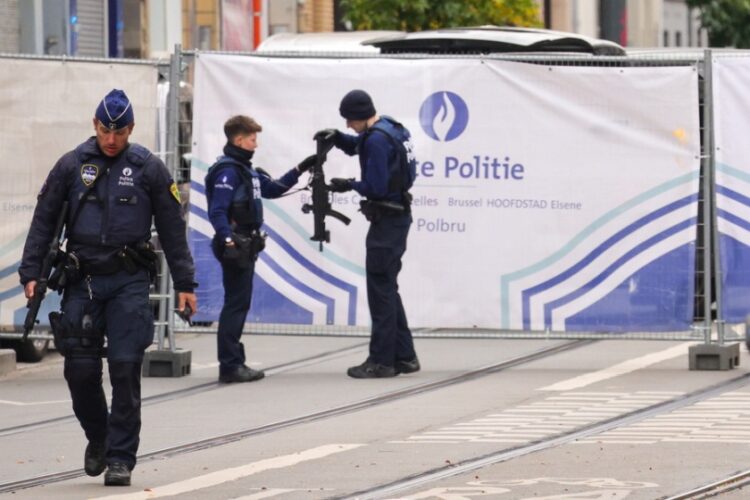 Βέλγοι αστυνομικοί στο σημείο όπου εξουδετερώθηκε ο φερόμενος δράστης της χθεσινής επίθεσης σε περιοχή των Βρυξελλών (φωτ.: EPA/ Olivier Matthys)