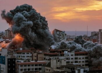 Καπνοί στη Γάζα μετά από αεροπορικό χτύπημα των ισραηλινών ως απάντηση στην επίθεση της Χαμάς (φωτ.: EPA/Mohammed Saber)