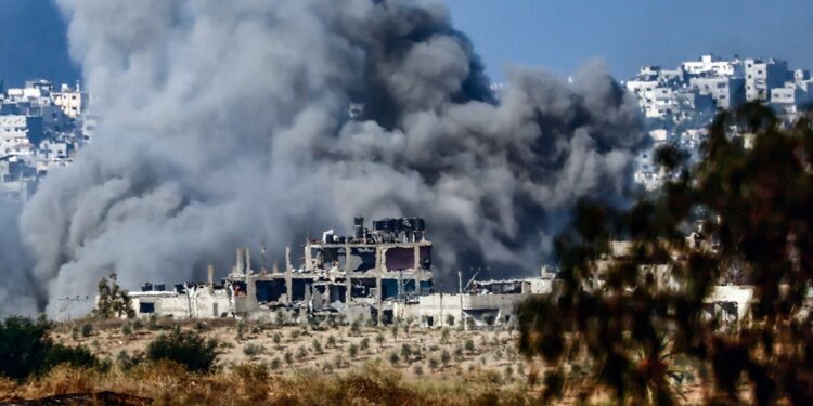 Καπνοί στη Βόρεια Λωρίδα της Γάζας μετά από αεροπορικό χτύπημα των ισραηλινών (φωτ.: EPA/Hannibal Hanschake)