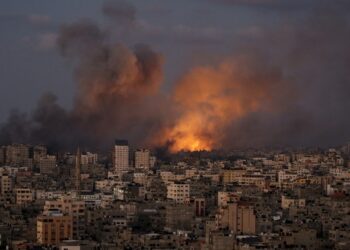 Καπνοί πάνω από την πόλη της Γάζας μετά από αεροπορικό χτύπημα των Ισραηλινών (φωτ.: EPA/Mohammed Saber)