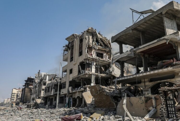 Κατεστραμμένες κατοικίες στη Γάζα από τα χτυπήματα των αεροπορικών επιδρομών του Ισραήλ (φωτ.: EPA/Mohammed Saber)