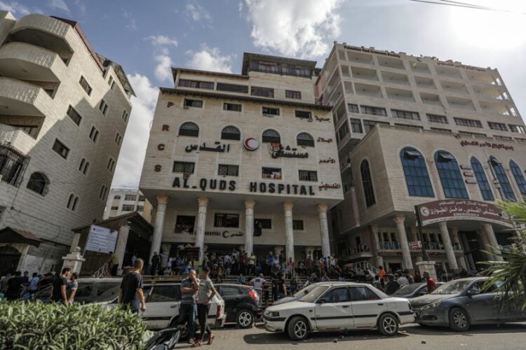 To νοσοκομείο Αλ Κουντς στη Γάζα στο έχουν καταφύγει εκτοπισμένοι για να προστατευθούν (Φωτ.: EPA/Mohammed Saber)