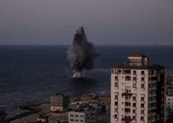 Εικόνα από τη Λωρίδα της Γάζας, χθες, κατά τη διάρκεια βομβαρδισμού από τις ισραηλινές ένοπλες δυνάμεις (φωτ.: EPA/ MOHAMMED SABER  EPA-EFE/MOHAMMED SABER)