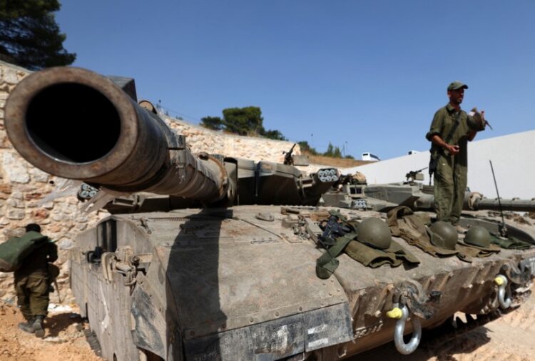 Ισραηλινοί στρατιώτες και άρματα μάχης κατά μήκος των συνόρων Ισραήλ-Λιβάνου (φωτ.: EPA/ Atef Safadi)