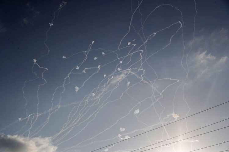 Εικόνα από τους πυραύλους που εκτοξεύτηκαν από τη  Λωρίδα της Γάζας προς την ισραηλινή πόλη Άσκελον και αναχαιτίστηκαν από τον ισραηλινό «Σιδηρούν Θόλο» (φωτ.: EPA/ ATEF SAFADI)