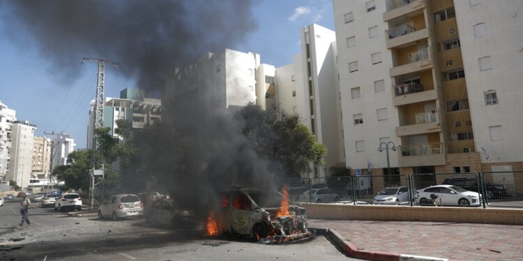 Φλεγόμενα οχήματα στην ισραηλινή πόλη Ασκελόν, η οποία χτυπήθηκε από πυραύλους που εκτοξεύτηκαν από τη Λωρίδα της Γάζας (φωτ.: EPA / Atef Safadi)