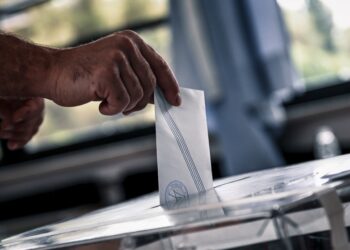 Ψηφοφόρος ρίχνει στην κάλπη τον φάκελο με το ψηφοδέλτιο της προτίμησής του (φωτ. αρχείου: Eurokinissi/Νάσος Σιμόπουλος)
