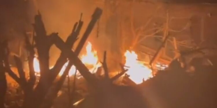 Φλόγες σε κτίριο της Χερσώνας μετά από βομβαρδισμό (φωτ.: twitter.com/Toriadus)