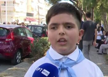 Ο 11χρονος Λέανδρος, ο τυφλός μαθητής που παρήλασε με το σχολείο του στην Καλαμαριά κάνει δηλώσεις στην ΕΡΤ (φωτ.: ΕΡΤ)
