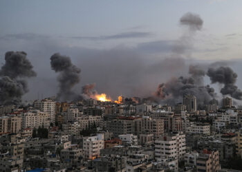 Πυκνοί καπνοί υψώνονται μετά την αεροπορική επιδρομή των Ισραηλινών στη Λωρίδα της Γάζας (φωτ.: EPA / Mohammed Saber)
