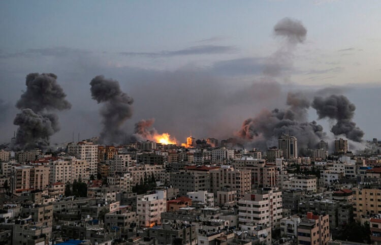 Πυκνοί καπνοί υψώνονται μετά την αεροπορική επιδρομή των Ισραηλινών στη Λωρίδα της Γάζας (φωτ.: EPA / Mohammed Saber)