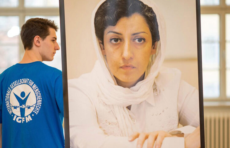 Στη φωτογραφία η φυλακισμένη Ιρανή Ναργκίς Μοχαμαντί (φωτ.: EPA / ARIFOTO UG)
