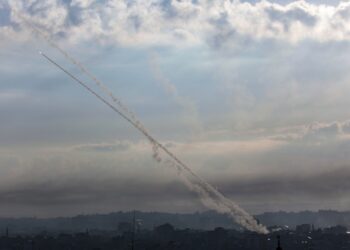 Ρουκέτες της Χαμάς εκτοξεύονται από τη Γάζα εναντίον του Ισραήλ (φωτ.: EPA/Mohammed Saber)