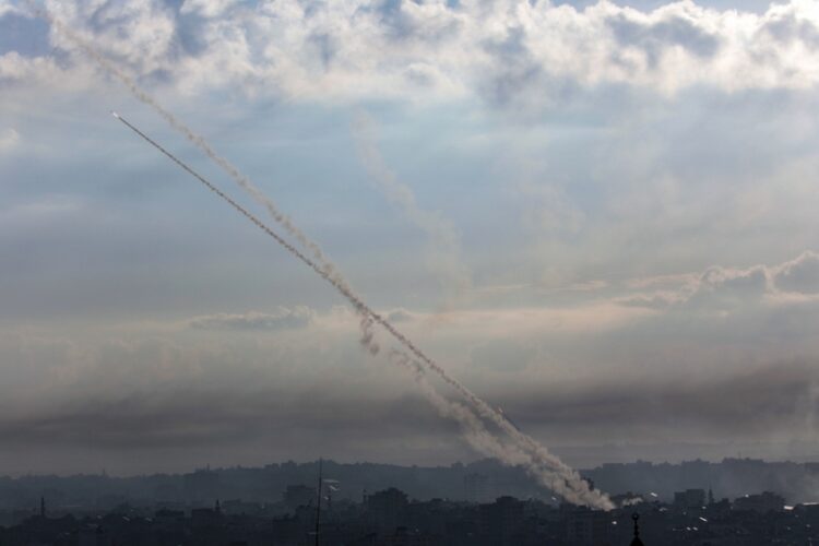 Ρουκέτες της Χαμάς εκτοξεύονται από τη Γάζα εναντίον του Ισραήλ (φωτ.: EPA/Mohammed Saber)