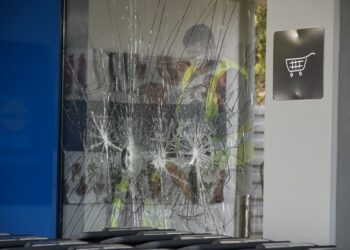 Φωτ. αρχείου από επίθεση του Ρουβίκωνα σε σούπερ μάρκετ (φωτ.: Eurokinissi/Μιχάλης Καραγιάννης)