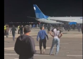 Πλήθος εισβάλει στο αεροδρόμιο του Νταγκεστάν της Ρωσικής Ομοσπονδίας αναζητώντας «Εβραίους» μετά την άφιξη πτήσης από το Τελ Αβίβ (φωτ.: twitter.com/maxseddon)